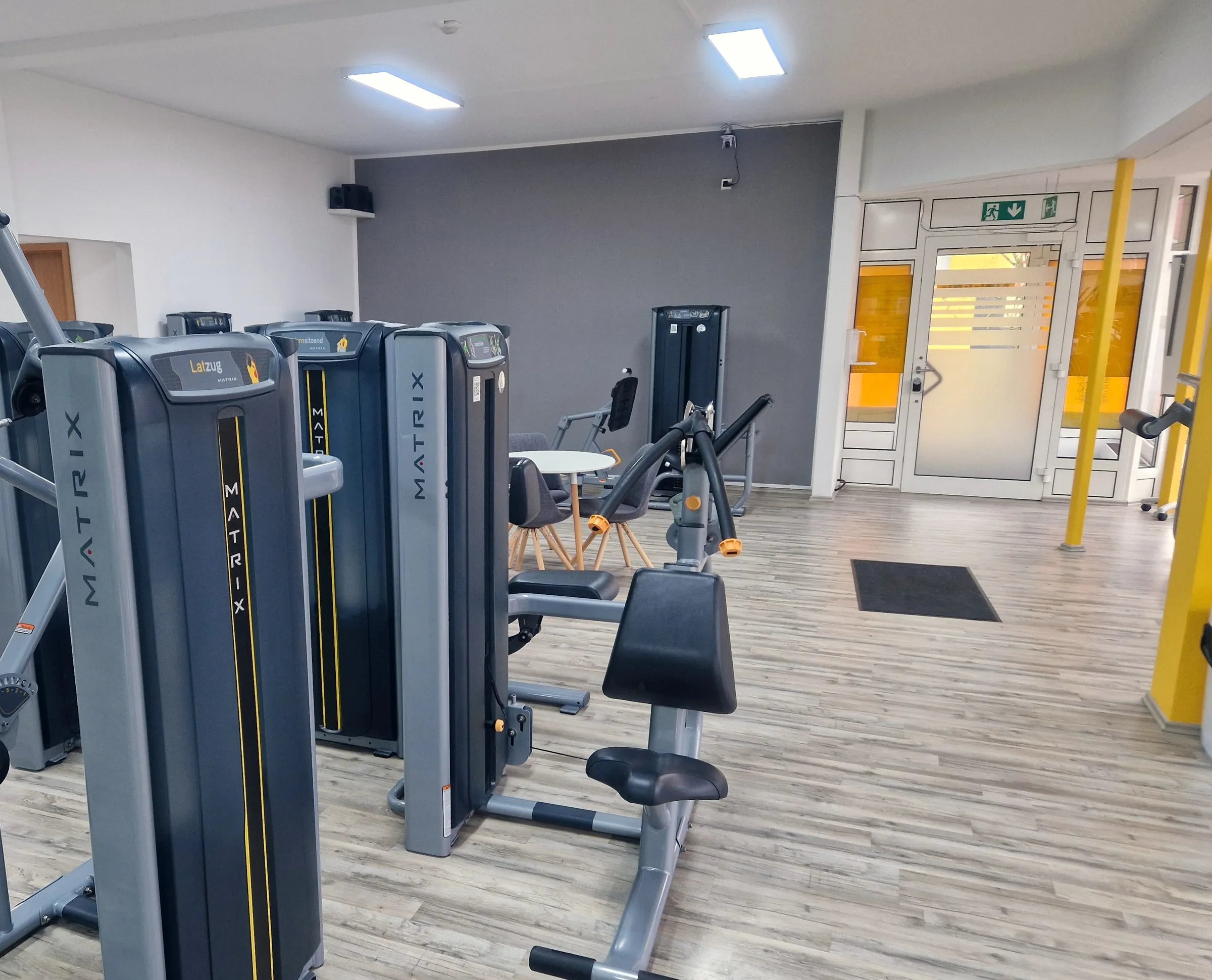 Heller Trainingsraum von Steven Miles Fitness in Backnang-Waldrems mit Matrix-Kraftgeräten und Holzboden